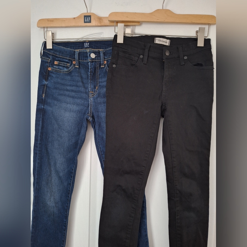 Set 2 Women's Jeans Gap Skinny Jeans in Denim Blue and Madewell Black Skinny